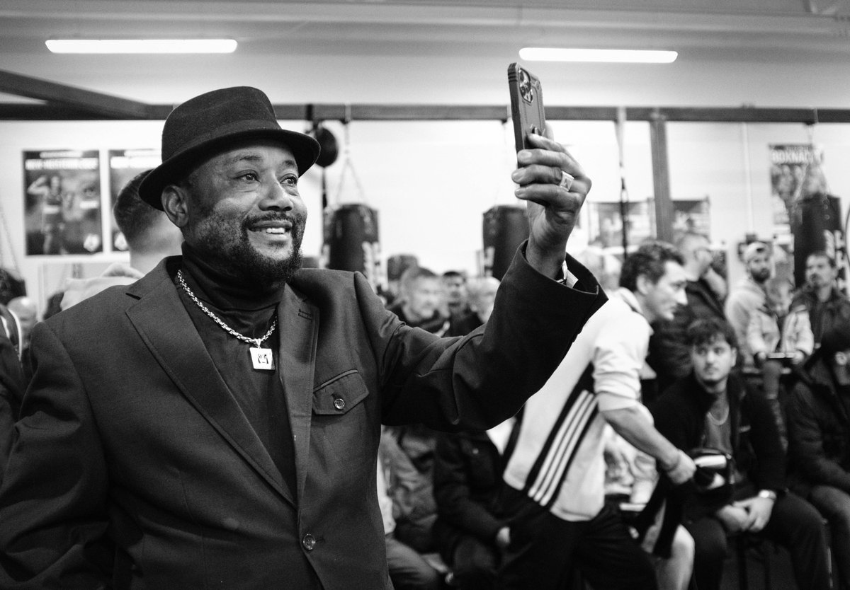 christof_tim's tweet photo. He is such a proud father!
His son has just won a boxing match.
#x100f #streetphotography #boxing #fujilove #proudfathers #proud https://t.co/5ZsKrh9SqI