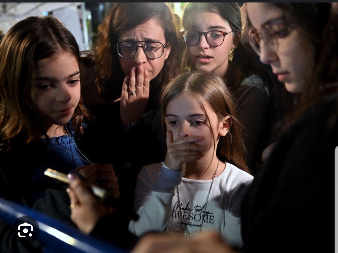 EmileHudso77458's tweet image. BREAKING: Female child hostage has been released and is embraced by her parents