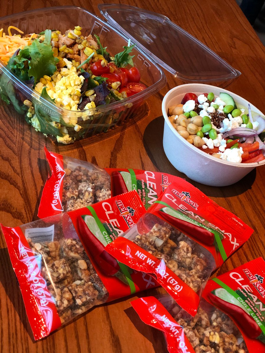 Our go-to snack at a @wellsfargoctr game: #CleanSnax & build-your-own salad! 🥗🏀 Grab it yourself at section 107 before @sixers and @lakers tip off! #BrotherlyLove #LakeShow #MelissasProduce #HealthyOptions