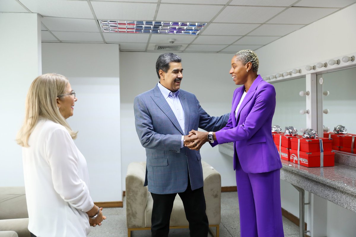 Bonito encuentro con la Reina de Venezuela, nuestra campeona Yulimar Rojas, a quien siempre será un gusto saludar y abrazar. Estoy orgulloso de los logros y triunfos tuyos, un digno ejemplo de disciplina, fuerza y coraje de lo que son las mujeres y la juventud venezolana.