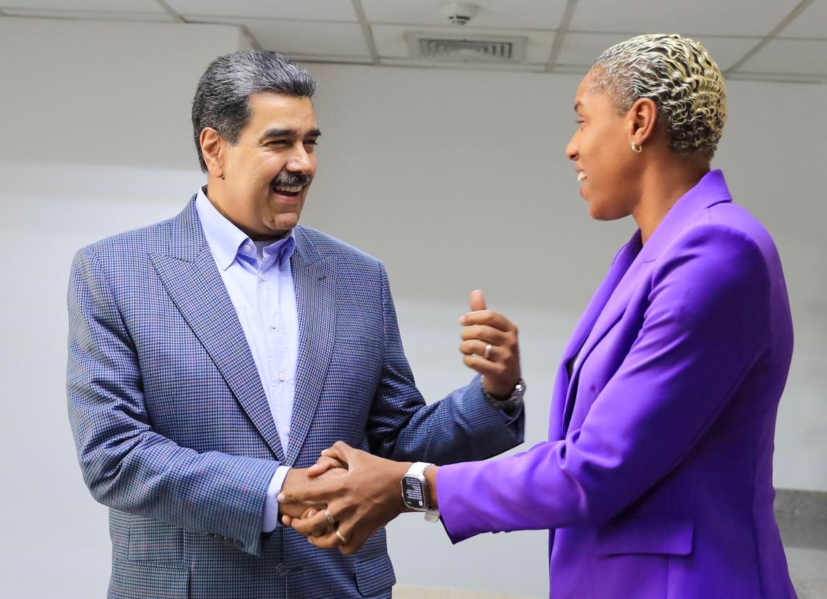 NicolasMaduro's tweet photo. Bonito encuentro con la Reina de Venezuela, nuestra campeona Yulimar Rojas, a quien siempre será un gusto saludar y abrazar. Estoy orgulloso de los logros y triunfos tuyos, un digno ejemplo de disciplina, fuerza y coraje de lo que son las mujeres y la juventud venezolana. https://t.co/4Pl3iqCGSg