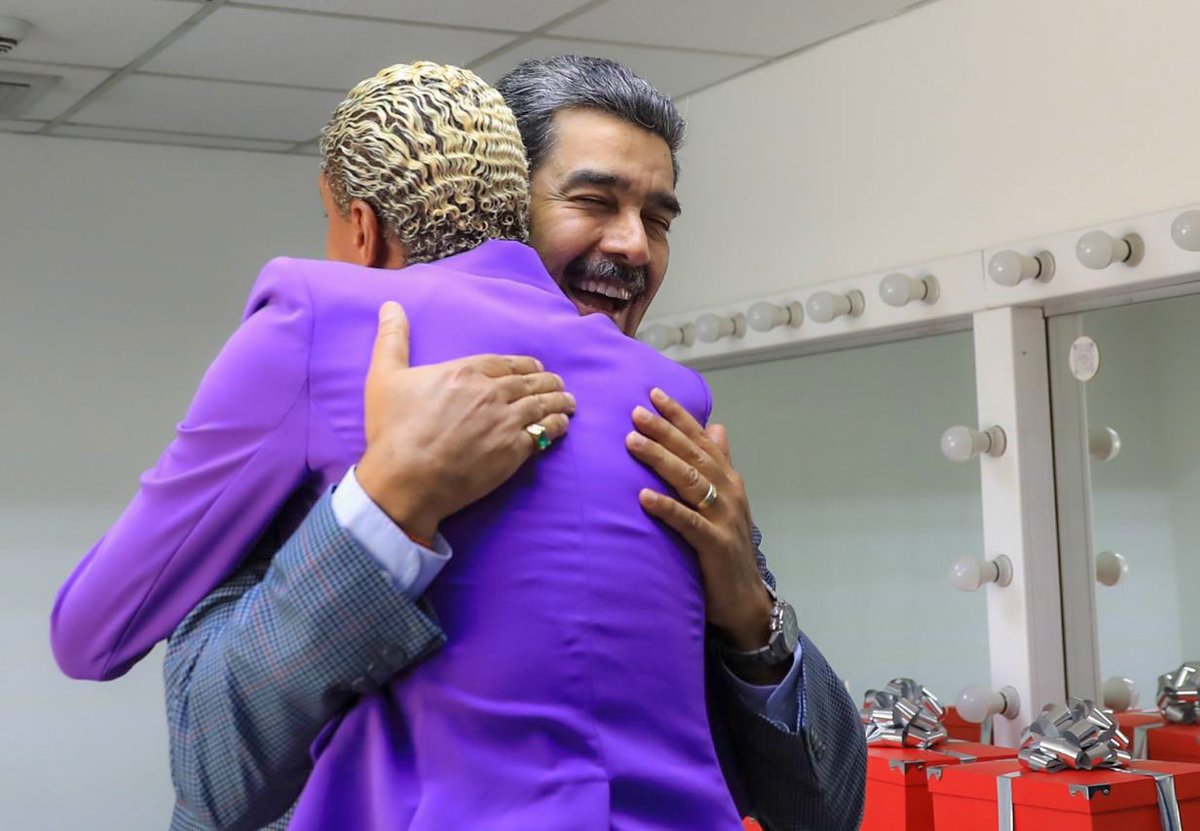 NicolasMaduro's tweet photo. Bonito encuentro con la Reina de Venezuela, nuestra campeona Yulimar Rojas, a quien siempre será un gusto saludar y abrazar. Estoy orgulloso de los logros y triunfos tuyos, un digno ejemplo de disciplina, fuerza y coraje de lo que son las mujeres y la juventud venezolana. https://t.co/4Pl3iqCGSg