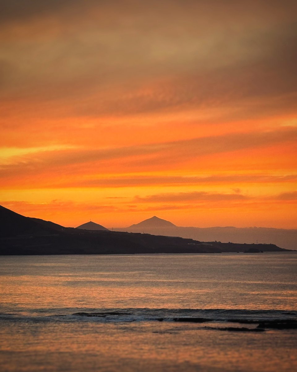 Dos islas y un atardecer 
#LasCanterasLifestyle
#ViveLasCanteras 
#walkinglascanteras
#CompartirLasCanteras