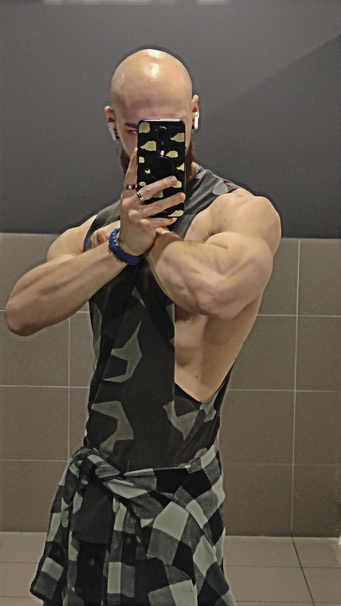 Yodraw4's tweet photo. Une bonne séance pecs épaule Tritri💪🏻 https://t.co/WkSNlyOc3Q