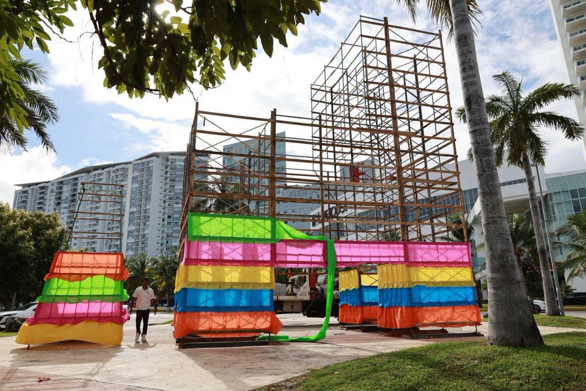 anapatyp's tweet photo. Cancunenses, les tengo una gran noticia ¡La Navidad está llegando a nuestra ciudad!

Nuestro burrito sabanero está en camino, más grande y en una nueva ubicación. 
Cuéntame ¿cuál fue tu glorieta favorita? 

Porque en #Cancún, la Navidad nos une 🎄🎅 https://t.co/QUDSX6RowN