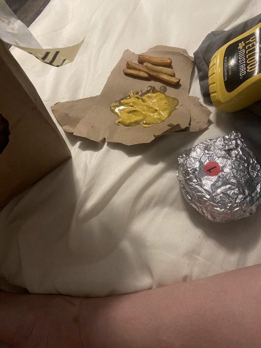 5guys burger and fries. I love mustard on everything s https://t.co/cl1tpiFBDL