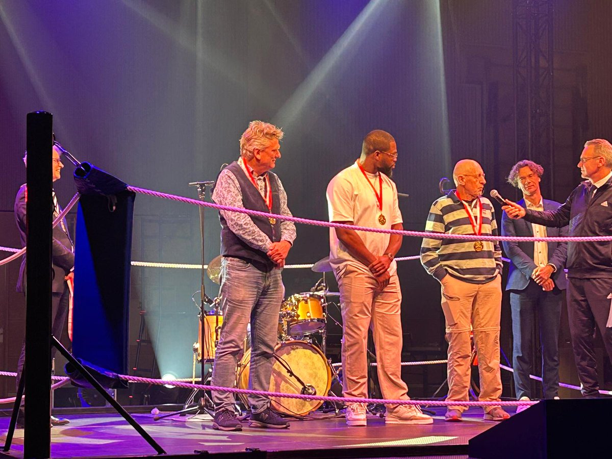 Sportgala festival edition 2023 zit erop. Wat een helden hebben wij in Amersfoort, hier op de foto Ton Duits aan het woord, 50 jaar (!) vrijwilliger bij Altis/AVTriathlon. Naast Tariq Osaro en Joost Bol (vader van) een gouden penning gekregen. Helden geven de stad kleur!