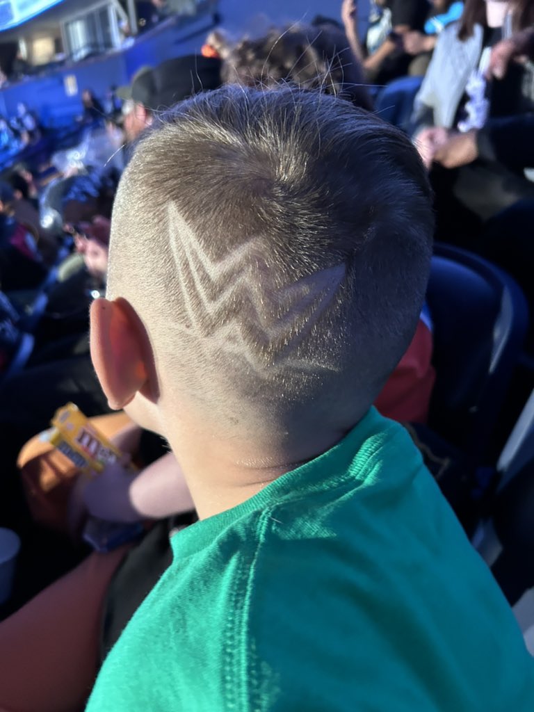 Jsnyder41's tweet image. #wweraw
Dedicated fans!