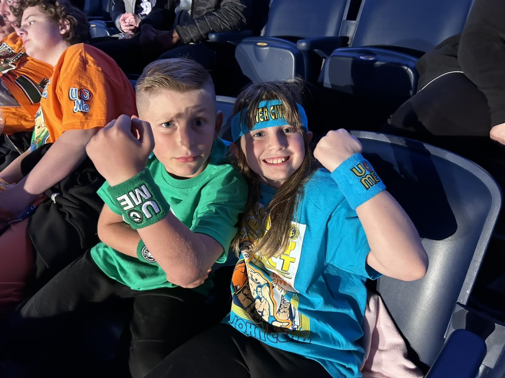 Jsnyder41's tweet image. #wweraw
Dedicated fans!