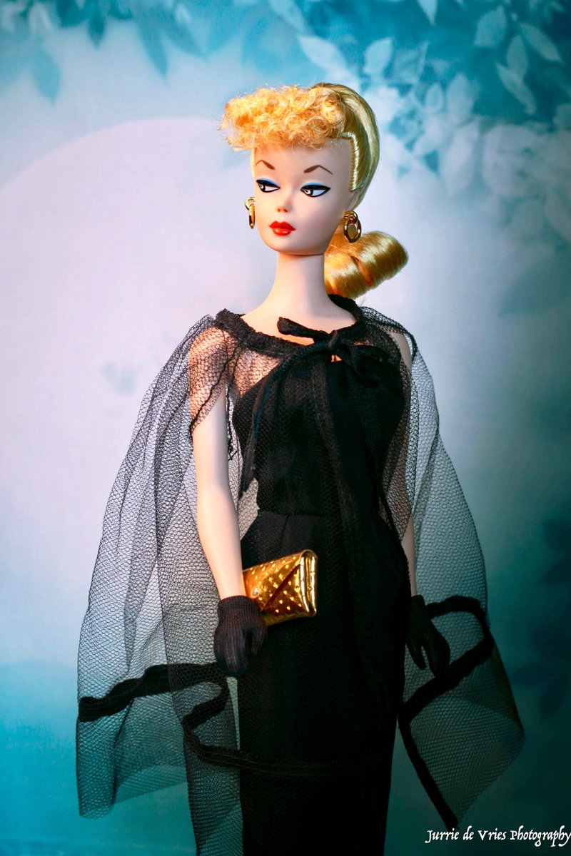 PERFEITA! Hoje o look de Margot para o Gotham Awards foi inspirado na 'Barbie Black Magic'. 🖤