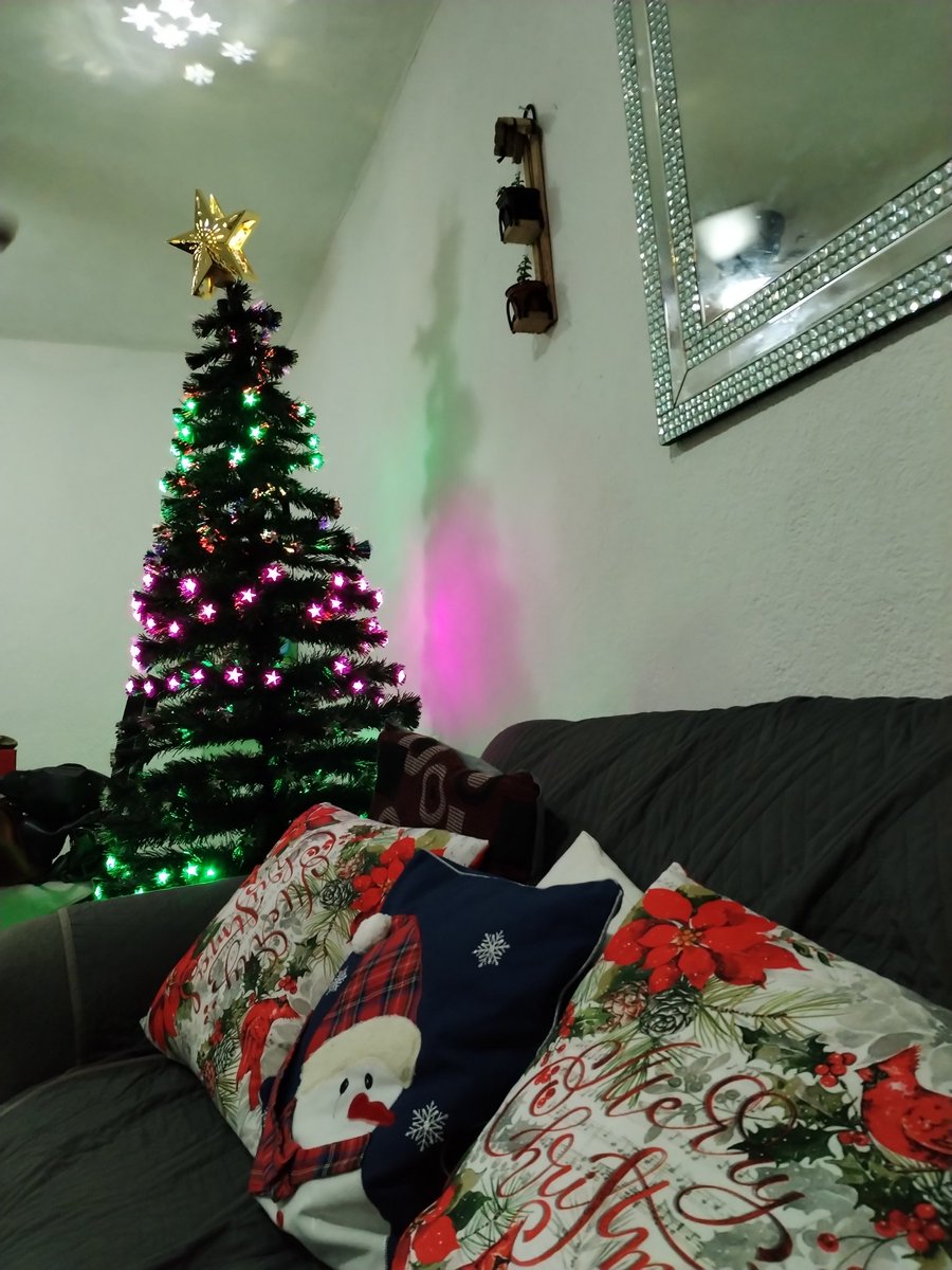 Ya se siente el ambiente Navideño, aún no es día de los #SantosInocentes pero gente estafadora hackeo mis cuentas de #Facebook #Instagran y #Menseger por favor ignorenlos, nunca solicito dinero ni otros favores por redes sociales. Avisen a los amigos del caso. Muchas gracias.OAL.