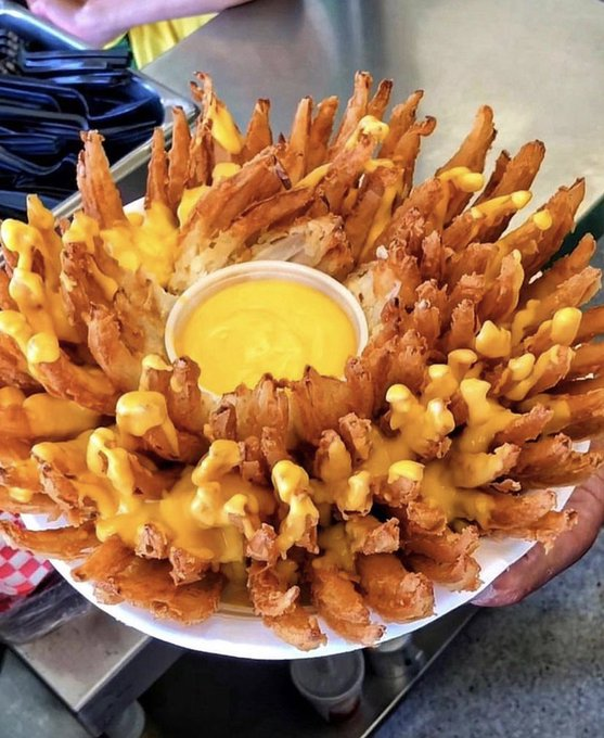 Learning_way_'s tweet image. Rate this blooming onion 🧅📷📷📷 🫕🧀🥢