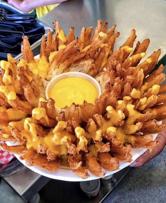 Rate this blooming onion 🧅📷📷📷 🫕🧀🥢
