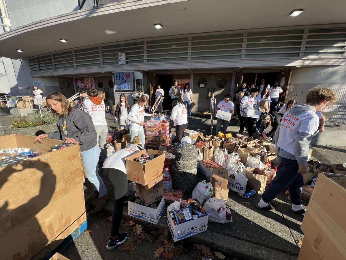 EPS_EverettHS's tweet photo. Thank YOU! 16788 pounds of food donated to @VOAWW! A ton, actually more than 8 tons of food or 5657 meals in the @EverettCity community! @EverettSchools @DrIanBSaltzman @EPS_Region2 @MyEverettNews @EverettHerald https://t.co/V2h1x3Ty1E