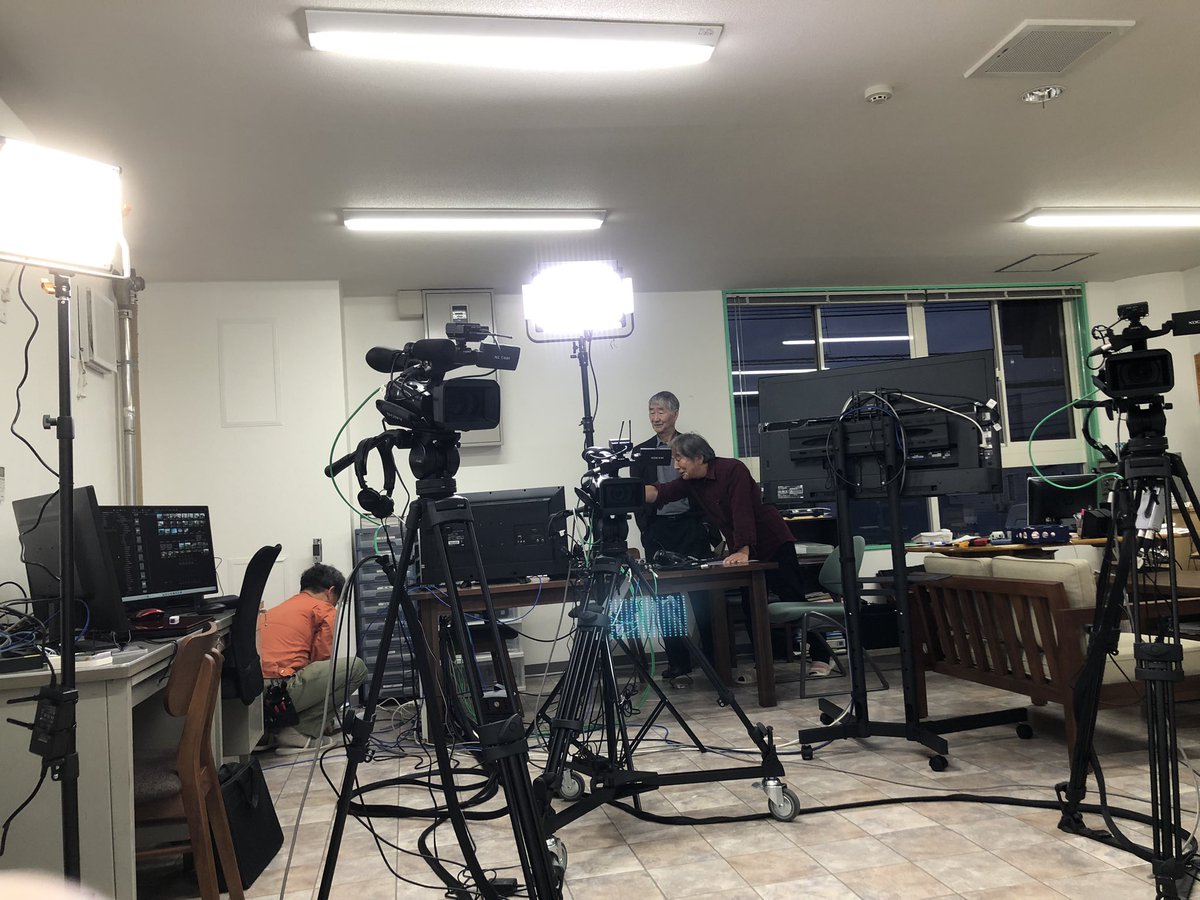 lXxLJTgUuoIW8gg's tweet photo. 撮影講習会、一旦終了
札幌の #Videowork さんからカメラと動画編集を伝授して頂きました！
社長室がスタジオになったので、社長が居場所に困っています😅　

#FMはな の新事業
覚える事ばかりですが、今はとにかく頑張るのみ！
来年度よりスタート予定❗️
MASAKIはラジオからテレビに引っ越しします！ https://t.co/ZFITvolpd1