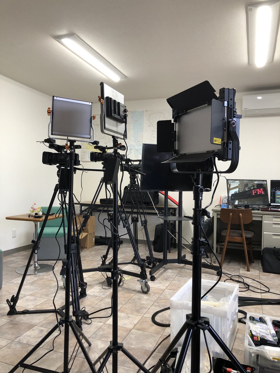 lXxLJTgUuoIW8gg's tweet photo. 撮影講習会、一旦終了
札幌の #Videowork さんからカメラと動画編集を伝授して頂きました！
社長室がスタジオになったので、社長が居場所に困っています😅　

#FMはな の新事業
覚える事ばかりですが、今はとにかく頑張るのみ！
来年度よりスタート予定❗️
MASAKIはラジオからテレビに引っ越しします！ https://t.co/ZFITvolpd1