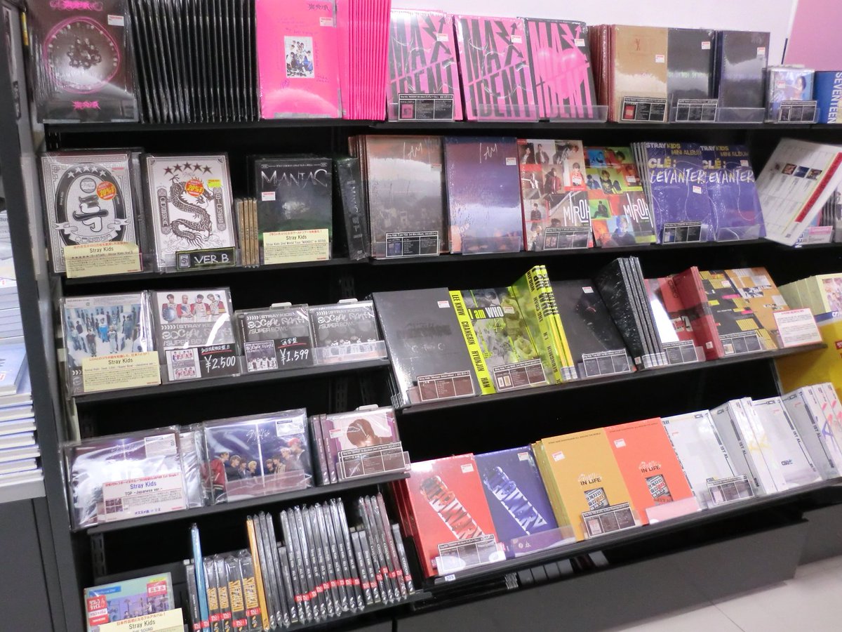 TOWER_AbenoHoop's tweet photo. 【#StrayKids】
『★★★★★(#5_STAR)』
『#MAXIDENT: Mini Album』
『#Christmas_EveL: Holiday Special Single』...
#スキズ の旧譜輸入盤、国内盤
どちらも在庫ございます💫
国内盤はタワレコチョイス対象商品も❗️
2点で10%オフ、3点以上で20%オフ✨
是非この機会にGETしてください~~🙌🤍 https://t.co/qccqaANX5N