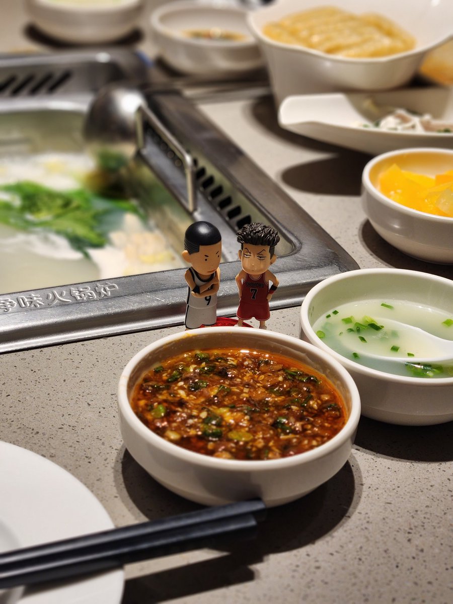 대략 요렇습니댜❣️

-다진마늘 1
-다진쪽파 1
-오향우육 0.5
-버섯소스 0.5
-매운소고기소스 0.3
-불탄소스 0.3 (많으면 짬)
-부추소스 미니스푼1 or 1펌프 (지점마다 용기다름)
-스위트칠리소스 2~3 (넣은거 잠길 정도)
-홍탕기름 국자로 살짝 끼얹기

섞으면 요런 비주얼입니댯!
입맛에 맞으시길..💝