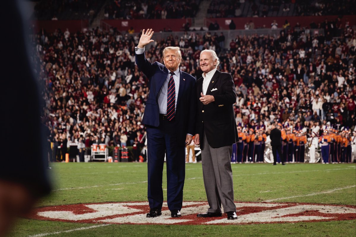 Welcome South Carolina Governor Henry McMaster and his guest, former president Donald Trump, to Williams-Brice Stadium. 🤙

#Gamecocks I #ForeverToThee