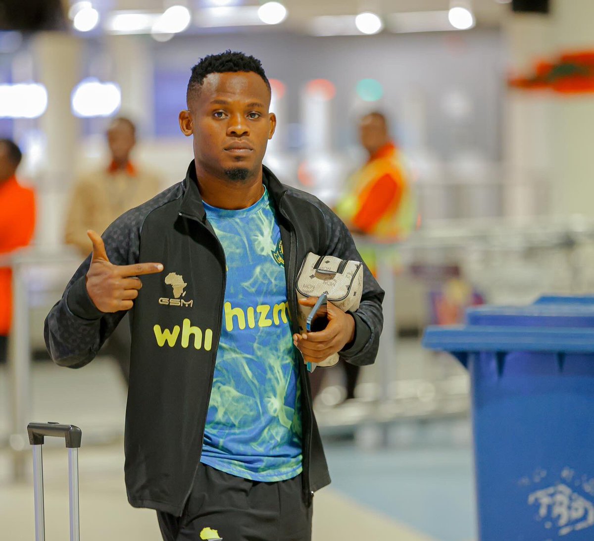 YoungAfricansSC's tweet photo. Tumewasili salama Dar es Salaam🇹🇿🛬

#TimuYaWananchi 
#DaimaMbeleNyumaMwiko https://t.co/pIooku7UcQ