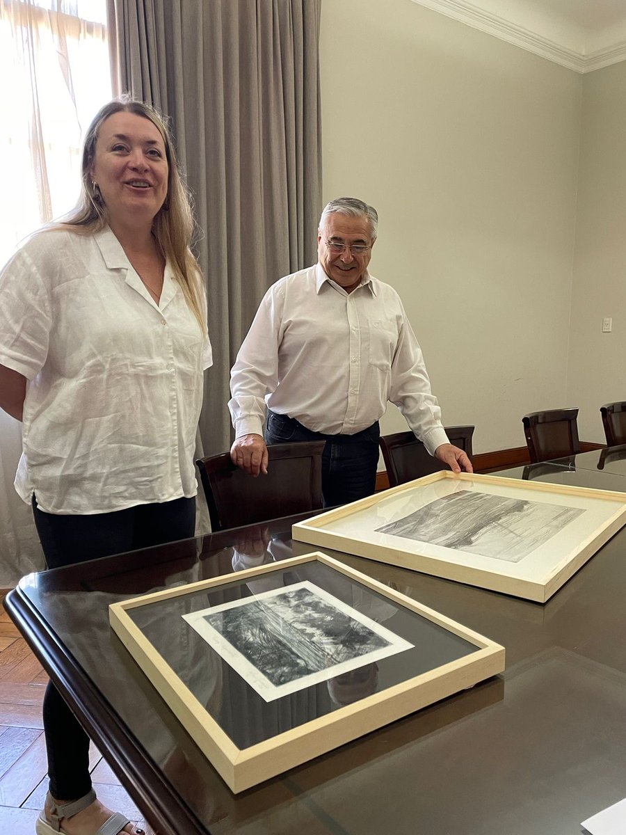 ECampana17's tweet photo. La artista Rosana Fenocchio donó 2 grabados de su autoria, para el Museo Municipal de Bellas Artes "Carlos Alonso ". Muchas de sus obras son  expuestas en Museo actualmente. https://t.co/0aH63VaWGZ