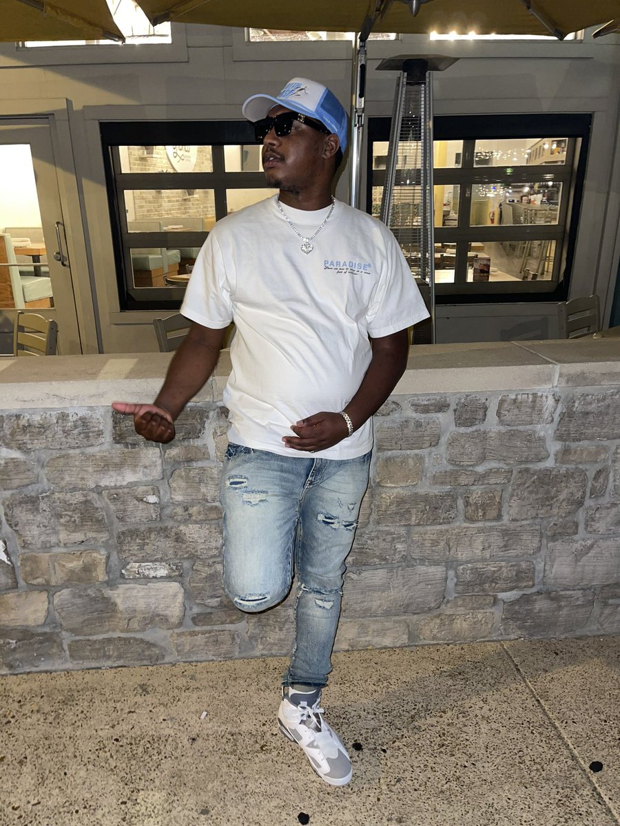 _nolandsledge's tweet image. somewhere between paradise and pain 🛋️