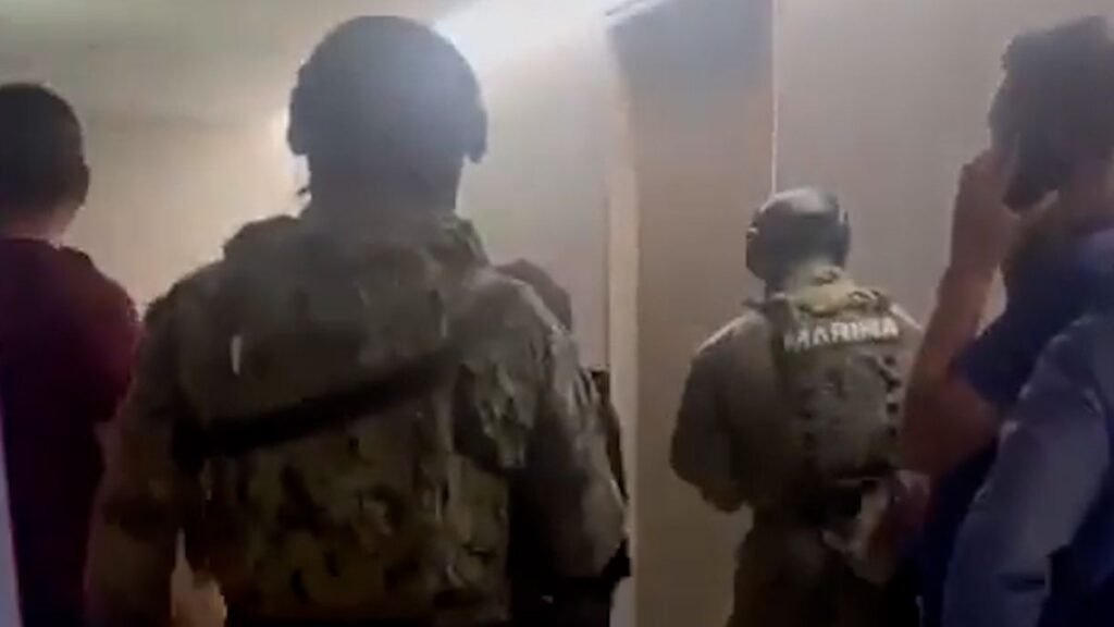 CorresponsalsMX's tweet photo. Cae en #Jalisco un operador del #CJNG identificado con el apodo de el #MiniToy
El sujeto fue capturado durante un operativo de la @SEMAR_mx  en el Condominio la #CimaPark de #Zapopan y trasladado a la #CDMX
Se le considera actor financiero en el #CJNG en la región. https://t.co/1zDL3tWUBK