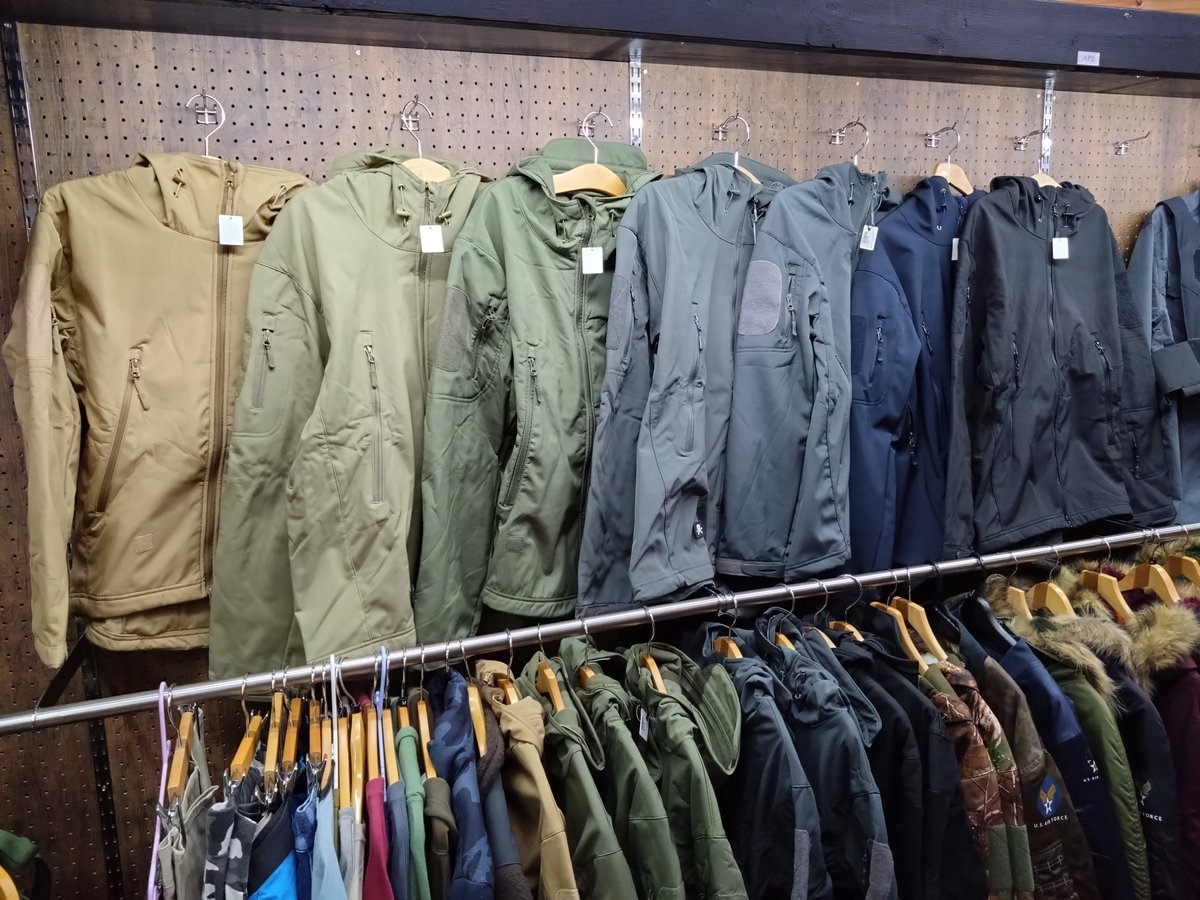 WESTSIDE_army's tweet image. こんにちは！WEST SIDEです。

急に寒くなりましたね・・・

N3-B＆ソフトシェルジャケット！

各種取り揃えておりますので防寒着に是非！

動きやすくて温かい防寒着、防水効果も！

是非店頭にてご確認下さい
#N3B #ソフトシェルジャケット #サバゲー #防寒着