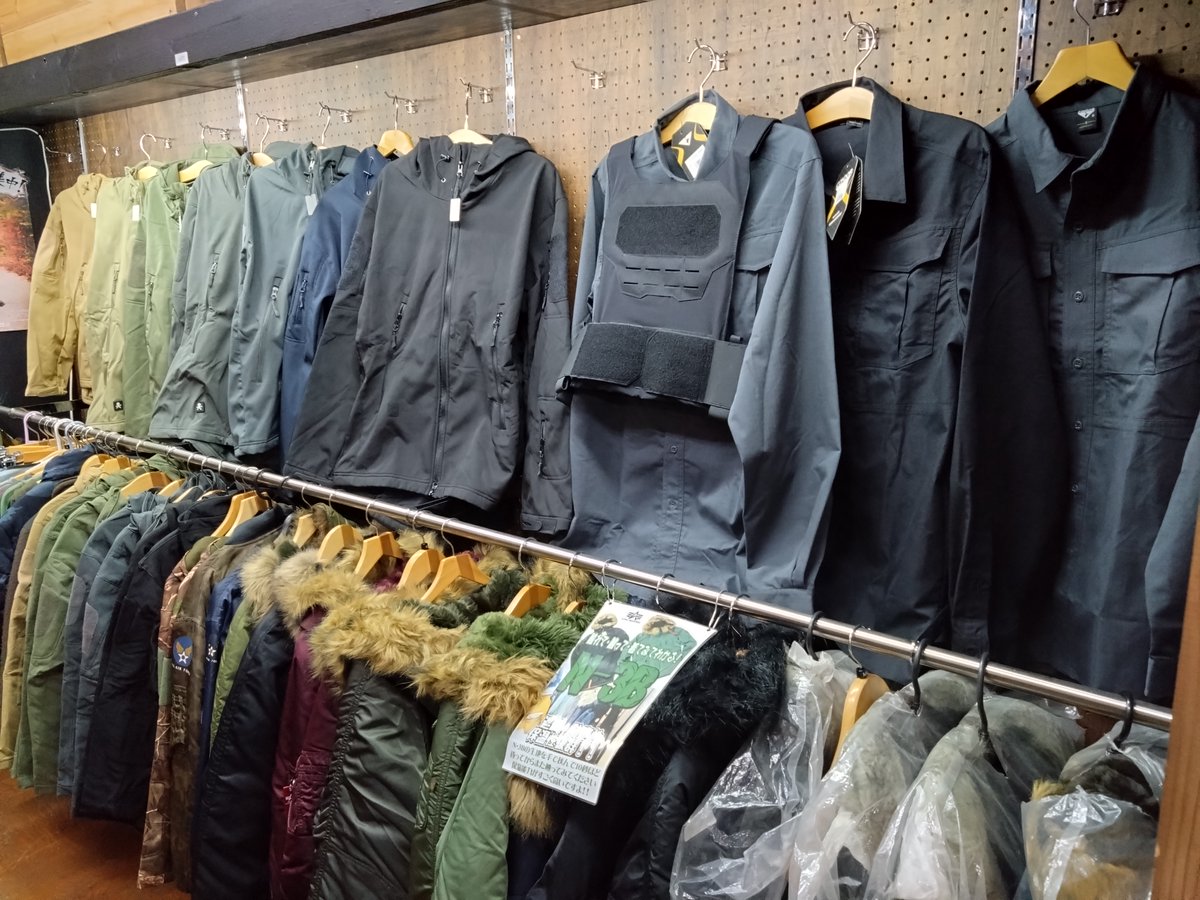 WESTSIDE_army's tweet image. こんにちは！WEST SIDEです。

急に寒くなりましたね・・・

N3-B＆ソフトシェルジャケット！

各種取り揃えておりますので防寒着に是非！

動きやすくて温かい防寒着、防水効果も！

是非店頭にてご確認下さい
#N3B #ソフトシェルジャケット #サバゲー #防寒着
