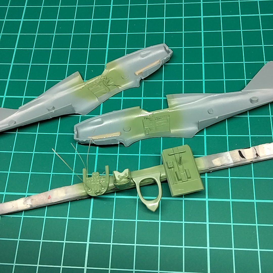 V1models427's tweet photo. ベースカラー塗装。色調は違えど大戦機ってどの国もコクピットはグリーン系なのはなんでだろ? #72lab定例会 #v1re2001 #re2001 https://t.co/KS7sX8z4L6