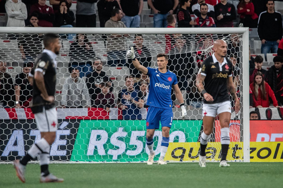 Mais uma atuação gigantesca do Léo Jardim. Que goleiraço! 📸 | Leandro Amorim