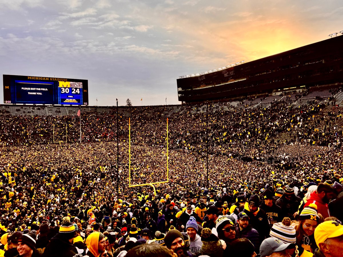 AGMtheFirst's tweet image. Sunset on a beautiful day 〽️
#GoBlue #MichiganVsEverybody