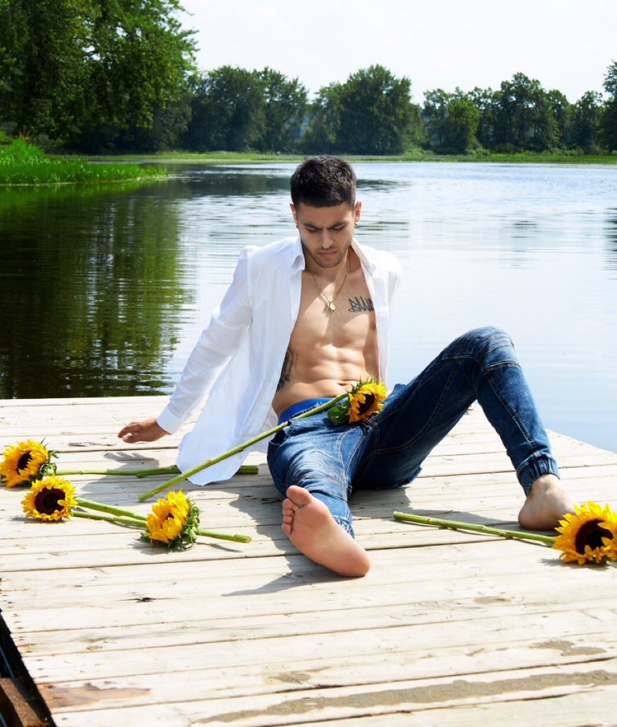 Get in <a href="/theleowoods_/">Leo Woods 🇮🇹</a>  dms he will get you weak with his physique 😈😈😈and feet
