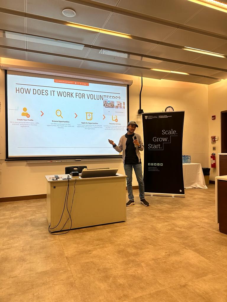 Darwazahaub's tweet photo. #dsaccelerate2023 teams presented their pitch decks and received valuable comments from Dr. @AzadBijan.

Selected candidates will present their enhanced #pitches to the jury on Monday Nov. 27th.

@Darwazahaub @AUBOSB @AUB_Lebanon

#competition #innovation #startup #LeanCanvas https://t.co/2l99jmhpFO