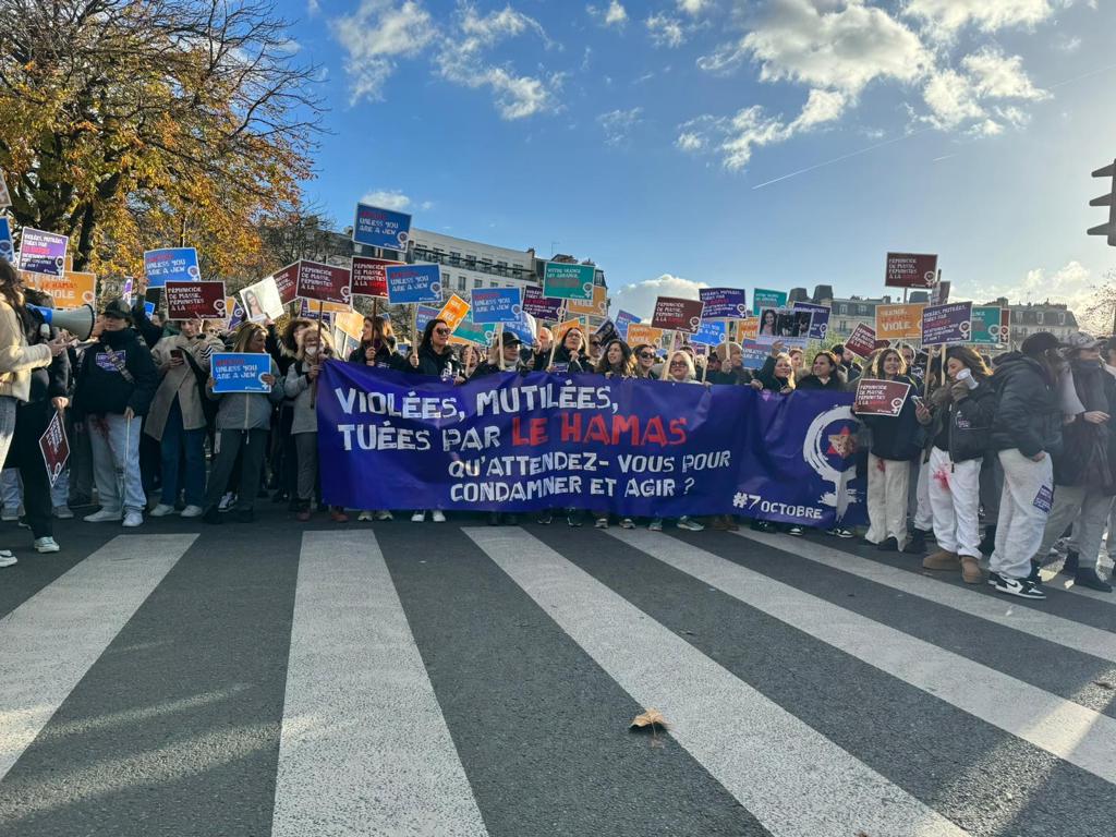 uejf's tweet image. Aujourd'hui, journée int contre les violences faites aux femmes, un cortège venu dénoncer les viols et féminicides de masse commis par le Hamas le 7 oct a été empêché de manifester suite à des menaces et intimidations de certains manifestants. Nous leur apportons notre soutien.