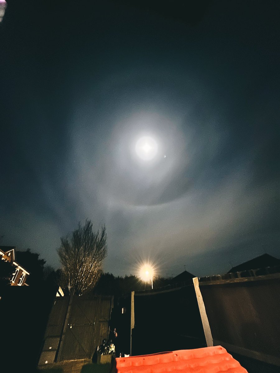 162009_ox's tweet photo. Moon Halo tonight #moonhalo https://t.co/Rylo7UEw6n