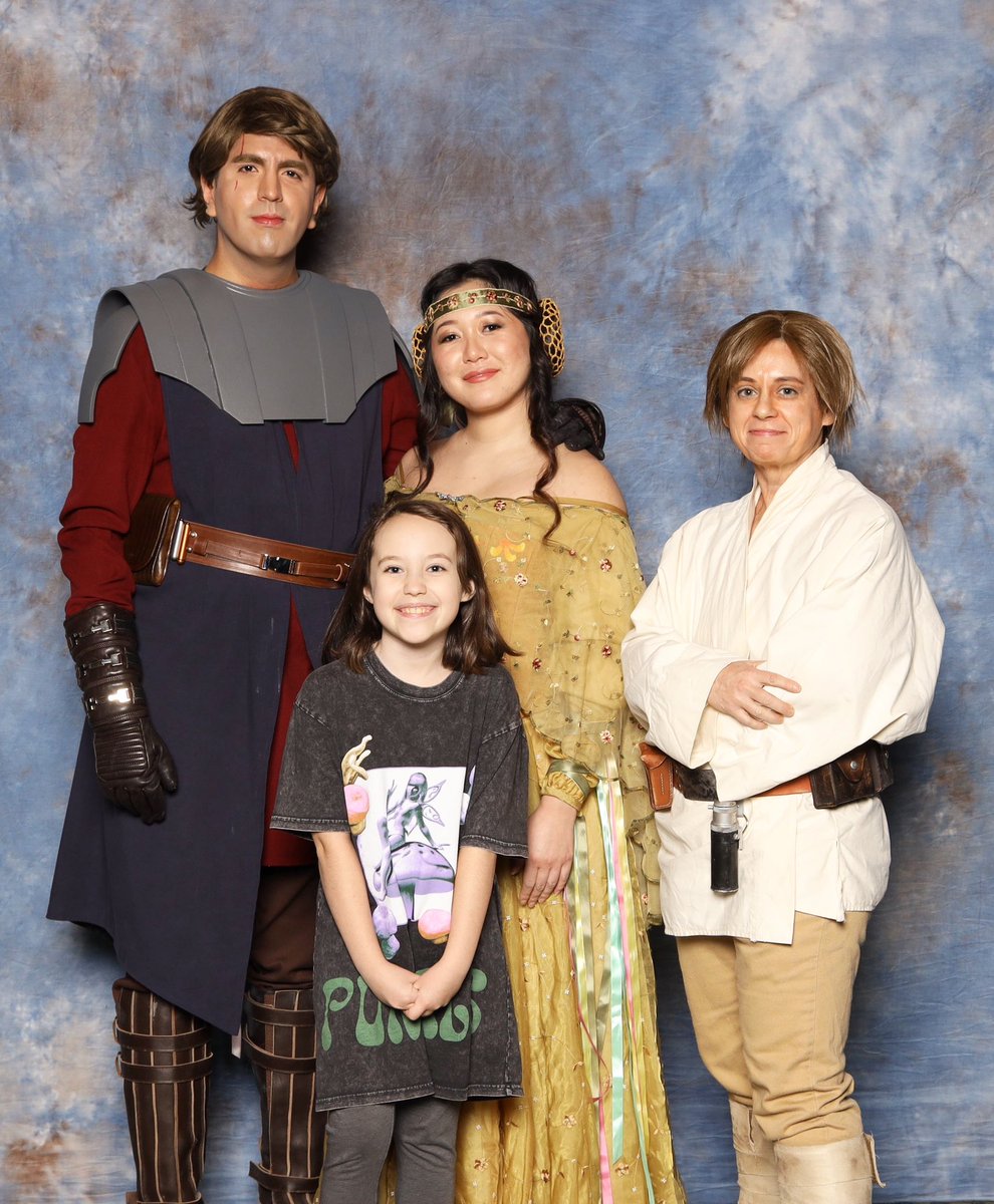 #Skywalker Family Portrait at @fanexposf featuring @vivienlyrablair! 

#starwars #skywalkerfamily #vivienlyrablair #leia #leiaorgana #princessleia #luke #lukeskywalker #padme #padmeamidala #anakin #anakinskywalker