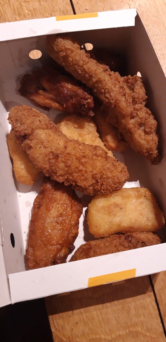 Geroen's tweet photo. @McDonalds #genk wat een teleurstelling bij thuiskomst, ipv 20 nuggets kregen we een mix (zie foto), de MC crispy zat er helemaal niet bij....😪 https://t.co/gCrbrzrhac