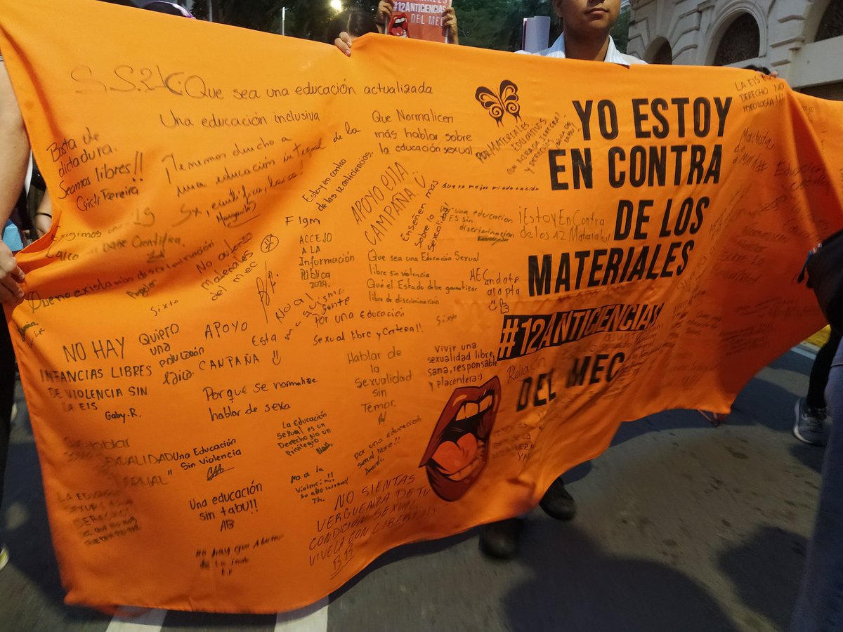 paromujerespy's tweet photo. 🚨‼️Este #25NPy2023 denunciamos que el nuevo Gobierno no tiene interés en garantizarnos una vida libre de violencias, inclusive impulsan campañas de odio y una educación formal que perpetua estereotipos de roles de género y machismo. https://t.co/zJk1htydX7