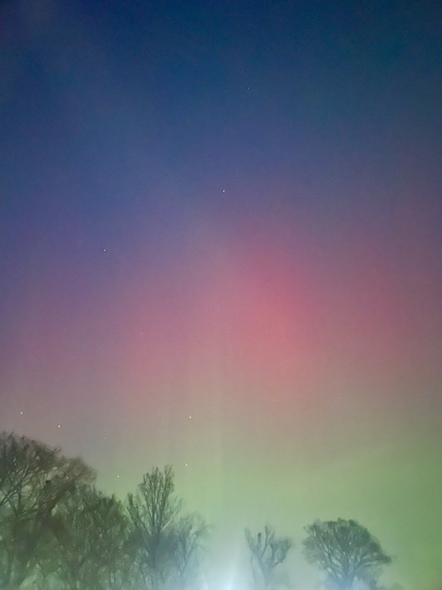 got my first glimpse of the #northernlights tonight over holyrood park ✨