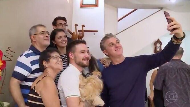 acervoliam's tweet photo. quando o luciano hulk levou ele para a casa de uma fã https://t.co/K3dUP8HHck