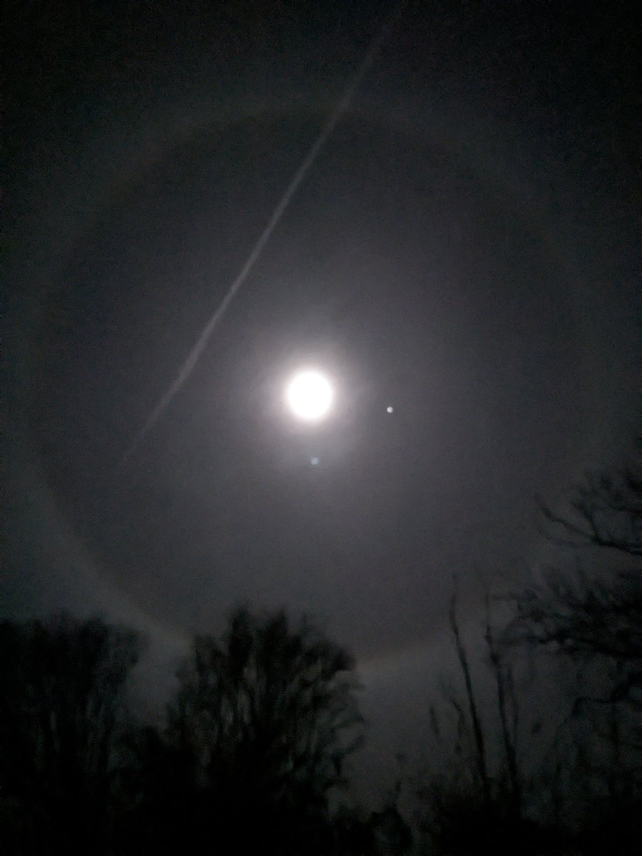 RamblingLu's tweet photo. Interesting sky tonight! Loving the lunar halo. This was taken in Hyde, Greater Manchester at about 9pm tonight. https://t.co/wYWwZbAHbV