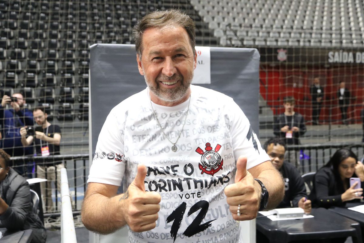 Corinthians's tweet image. A Comissão Eleitoral do Corinthians anuncia que Augusto Melo é o novo presidente do clube, após vencer a eleição realizada neste sábado (25), no Parque São Jorge. Parabéns ao candidato!

📷 José Manoel Idalgo/Ag. Corinthians

#VaiCorinthians