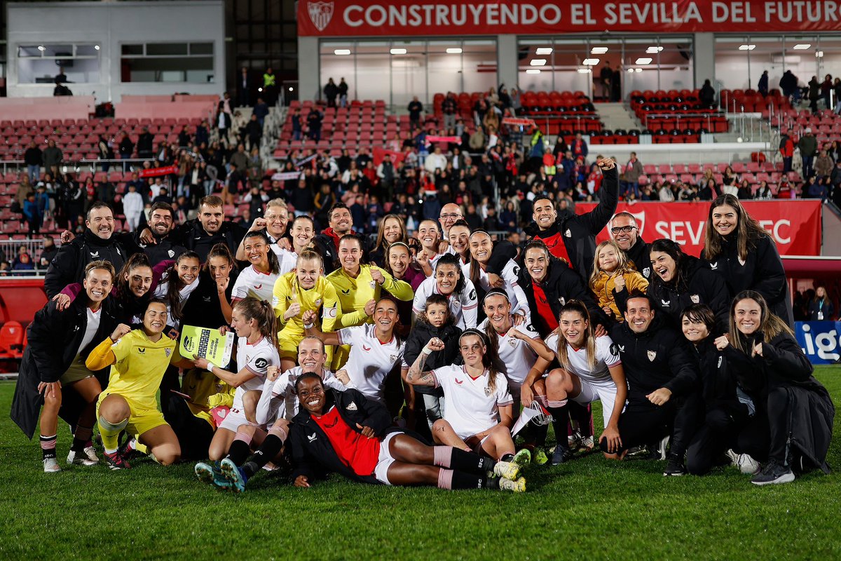 SevillaFC_Fem's tweet photo. 📸 𝗔𝗤𝗨𝗜́ 𝗘𝗦𝗧𝗔́ 𝗟𝗔 𝗠𝗘𝗝𝗢𝗥 𝗕𝗔𝗡𝗗𝗔. 🍍🥰⚽️🔥🤍❤️ 

#ElGranDerbi #SevillaFCFem #LigaF #WeareSevilla #NuncaTeRindas https://t.co/VzsPadz7dm