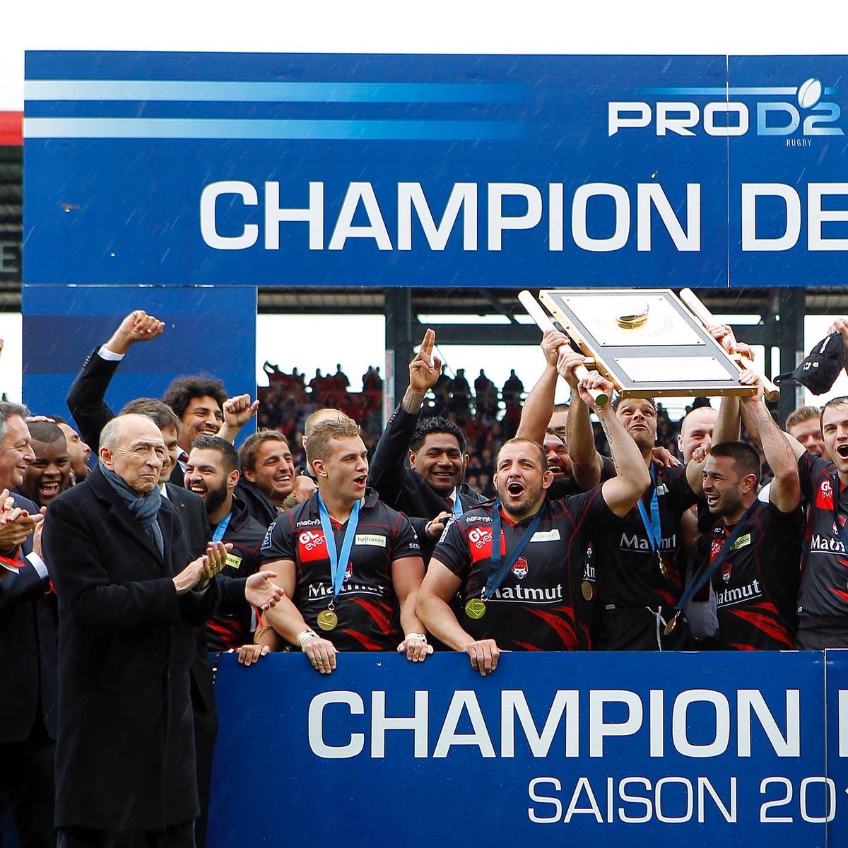 LeLOURugby's tweet photo. ⚜️ Le LOU Rugby présente ses condoléances à la famille et aux proches de Gérard Collomb. Un légende de notre ville, qui a partagé tant de moments forts de la vie de notre club. https://t.co/wUDLzsMuEG
