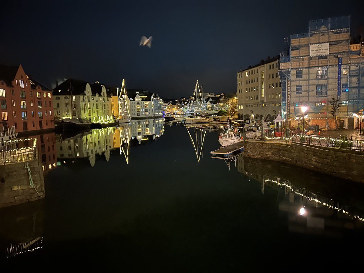 Kveldsstemning i byen.