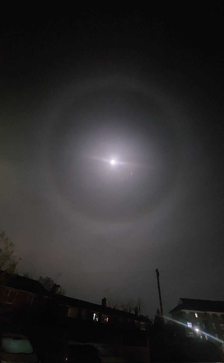 Just1Snap's tweet image. Awesome moon with halo tonight and Jupiter to the side. Not seen anything like it before. 
#moongazing #moonandhalo #moonandjupiter #mobilephotography #Watford #UK