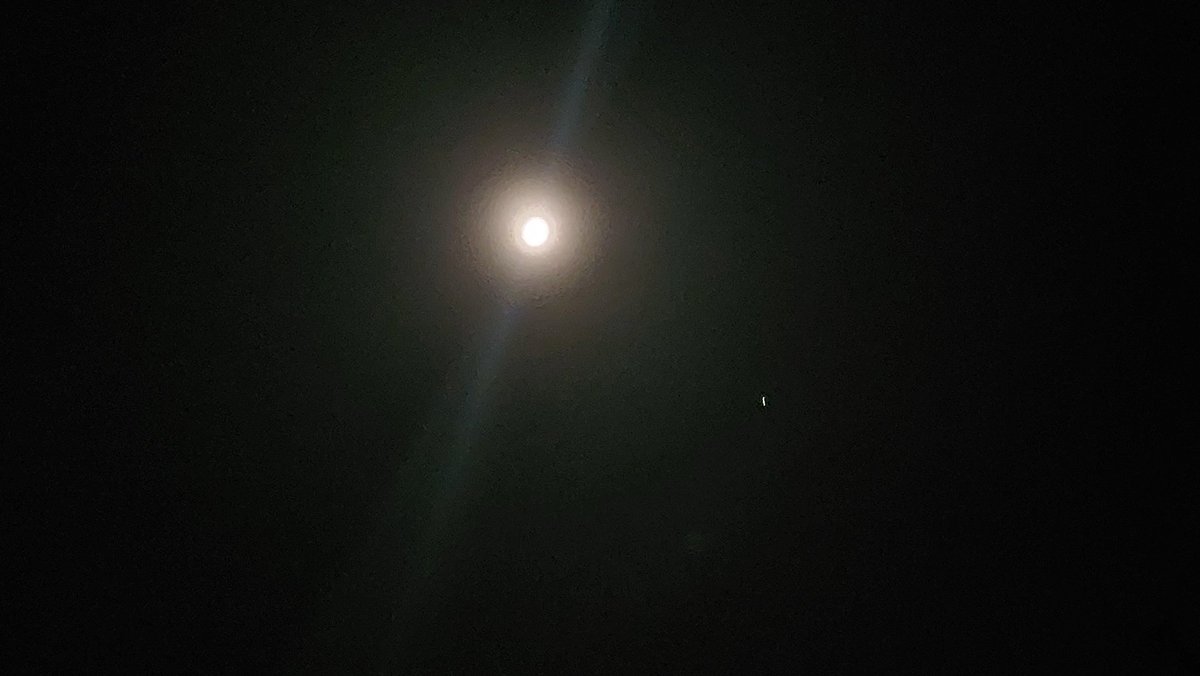 Just1Snap's tweet image. Awesome moon with halo tonight and Jupiter to the side. Not seen anything like it before. 
#moongazing #moonandhalo #moonandjupiter #mobilephotography #Watford #UK