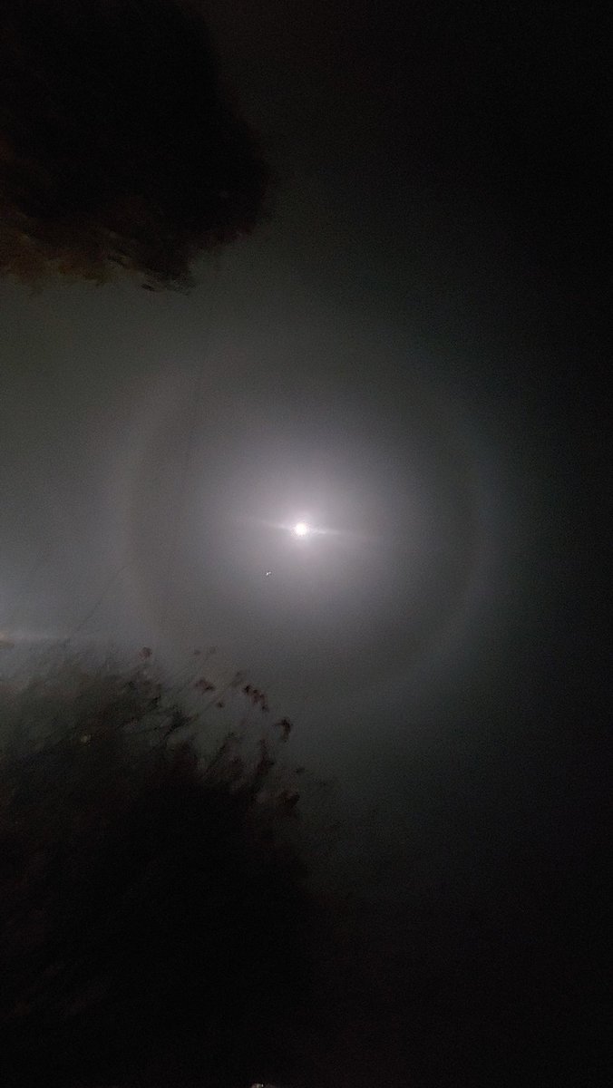 Just1Snap's tweet image. Awesome moon with halo tonight and Jupiter to the side. Not seen anything like it before. 
#moongazing #moonandhalo #moonandjupiter #mobilephotography #Watford #UK