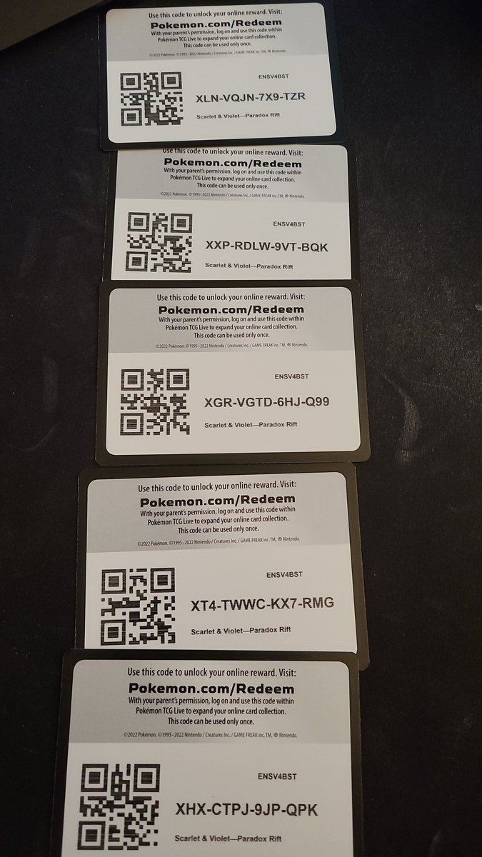 AlitaW0lf's tweet image. Just opened some #PokemonTCG Paradox Rift packs I don&apos;t play #pokemontcgo so feel free to take these codes #Pokemon fans